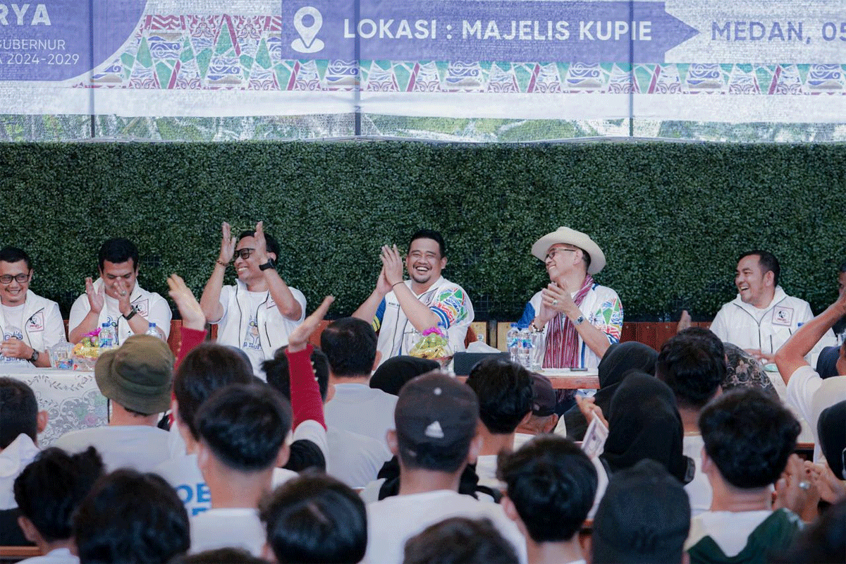 Bobby bersama ratusan kader DPD Projo Muda Sumut saat apel akbar Projo Muda Sumut di Majelis Kupie, Jalan Karya Wisata, Kecamatan Medan Johor, Kota Medan, Sabtu (5/10/2024).