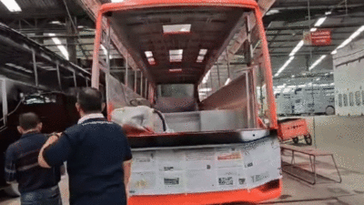 Bus Josal Wisata yang tengah dikerjakan di Karoseri Adiputro. (YouTube AIKR Arif Ichwan)
