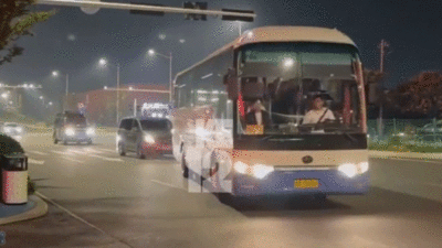Bus yang disediakan federasi sepakbola Cina untuk Timnas Indonesia