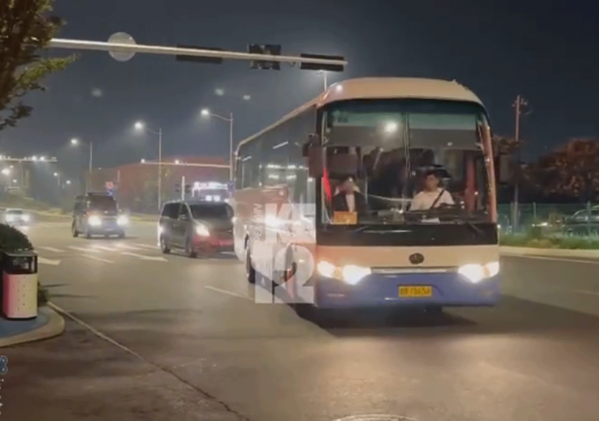 Bus yang disediakan federasi sepakbola Cina untuk Timnas Indonesia
