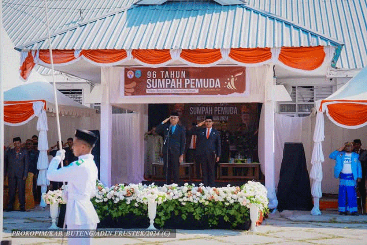 Penjabat Bupati Buton Tengah, Kostantinus Bukide pimpin upacara peringatan Hari Sumpah Pemuda ke-96 di halaman eks-kantor Bupati Buteng, Senin (28/10/2024). (Diskominfo Buteng)