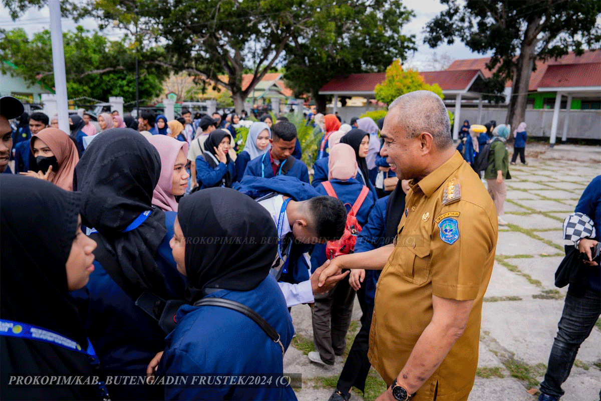Penjabat Bupati Kostantinus Bukide menyalami mahasiswa Univeritas Muhammadiyah Buton yang akan melaksanakan KKN di Buteng.