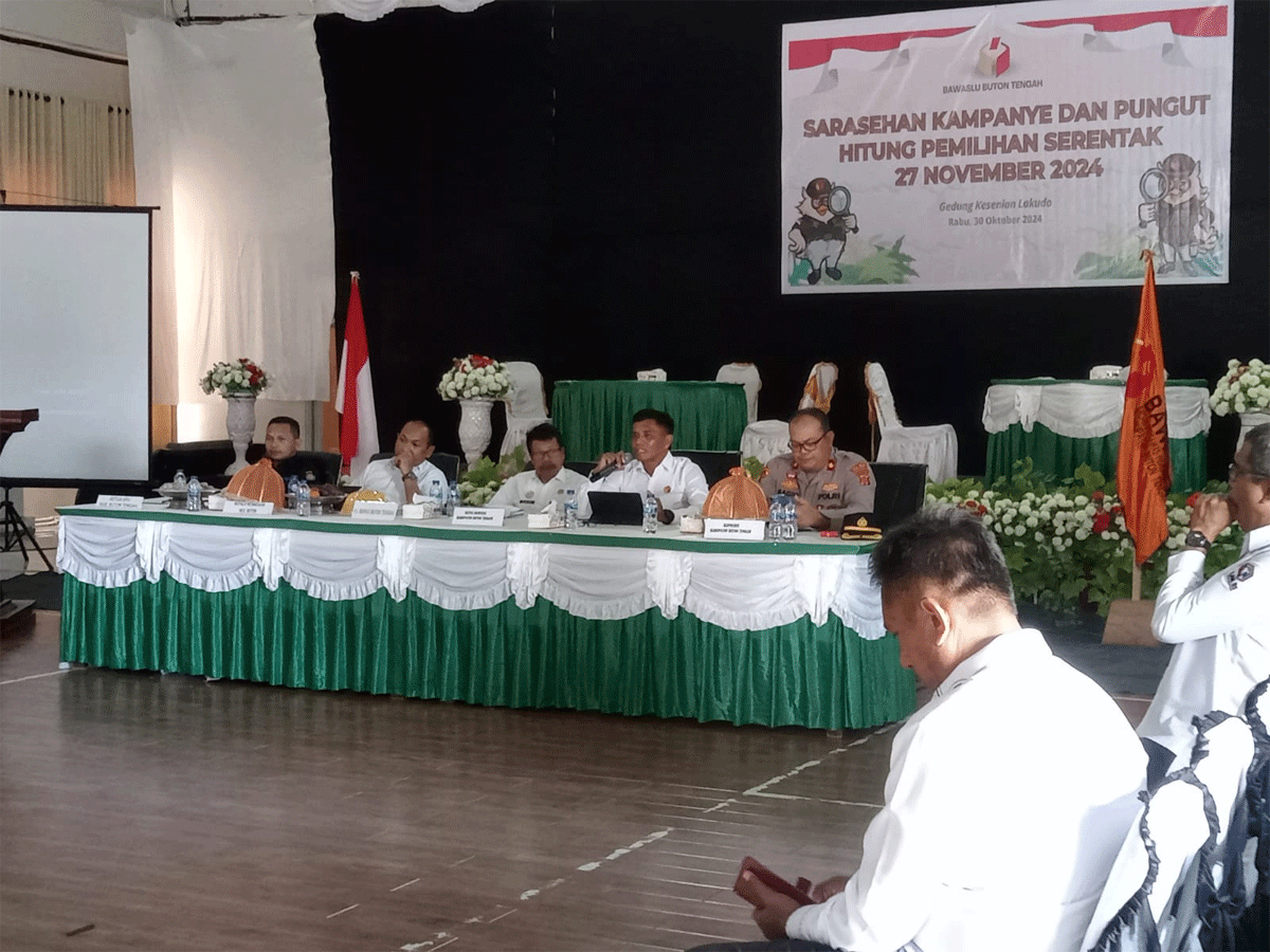 Ketua Bawaslu Buteng, Helius Udaya saat membuka Sarasehan Kampanye dan Pungut Hitung bersama Pemda, paslon dan Sentra Gakkumdu di Gedung Kesenian Lakudo.