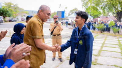 Penjabat bupati menyalami perwakilan 880 mahasiswa UM Buton yang akan melaksanakan KKN di Buteng selama satu bulan