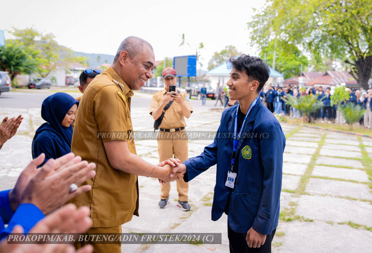 Penjabat bupati menyalami perwakilan 880 mahasiswa UM Buton yang akan melaksanakan KKN di Buteng selama satu bulan