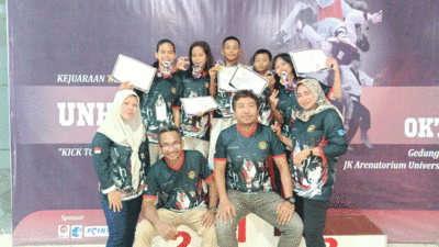Atlet Taekwondo Buteng yang menyumbang emas dan perak pada Kejurnas Taekwondo Cup 2024 foto Bersama dengan ketua lontingen, manejer dan pelatih.