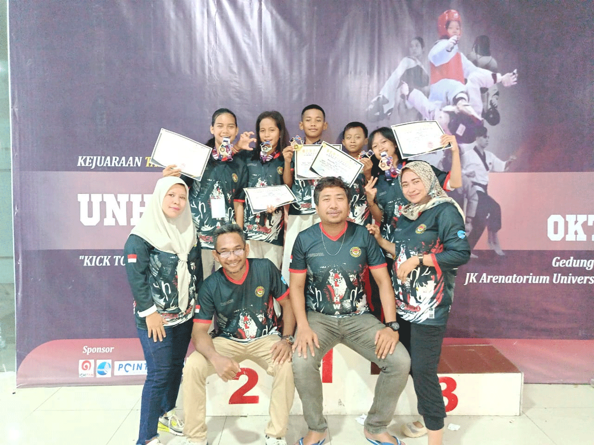Atlet Taekwondo Buteng yang menyumbang emas dan perak pada Kejurnas Taekwondo Cup 2024 foto Bersama dengan ketua lontingen, manejer dan pelatih.