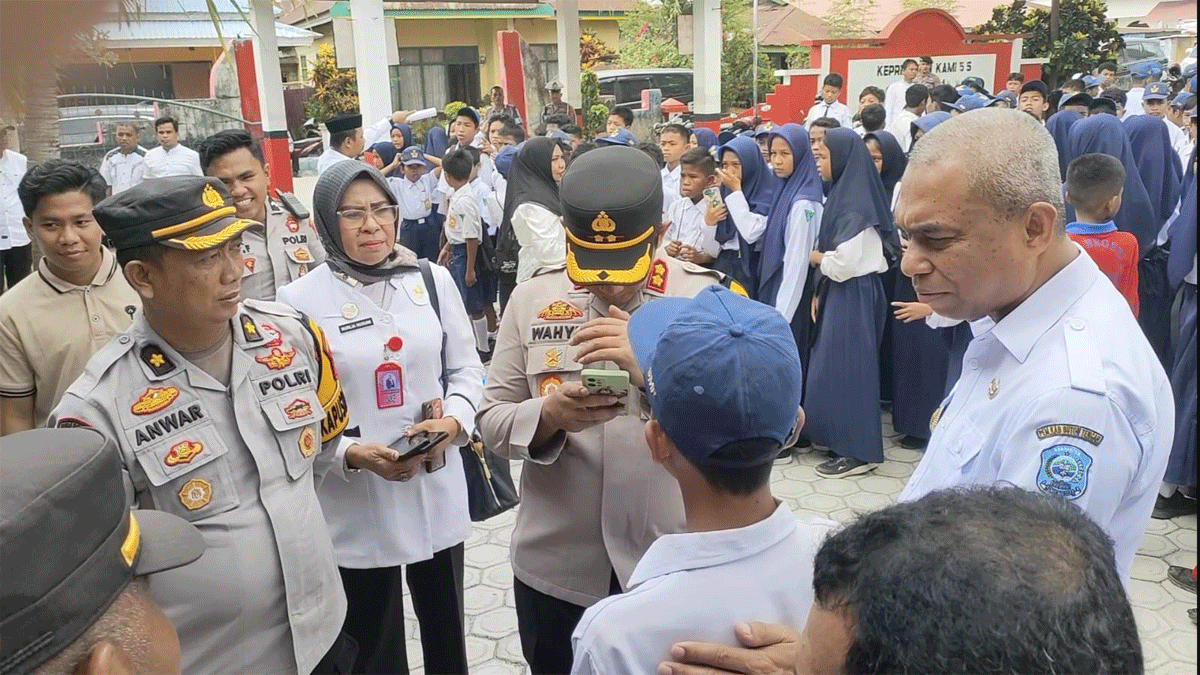Kapolres Buteng, AKBP Wahyu Adi Waluyo saat memeriksa ponsel salah satu siswa