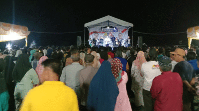 Ribuan warga memadati Desa Kasang Limau Sundai hadiri kampanye dialogis pasangan calon Bupati dan Wakil Bupati Kuansing nomor urut 2, Adam-Sutoyo yang dipusatkan di lapangan desa itu, Rabu (2/10/24) malam.