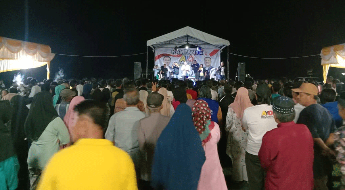 Ribuan warga memadati Desa Kasang Limau Sundai hadiri kampanye dialogis pasangan calon Bupati dan Wakil Bupati Kuansing nomor urut 2, Adam-Sutoyo yang dipusatkan di lapangan desa itu, Rabu (2/10/24) malam.