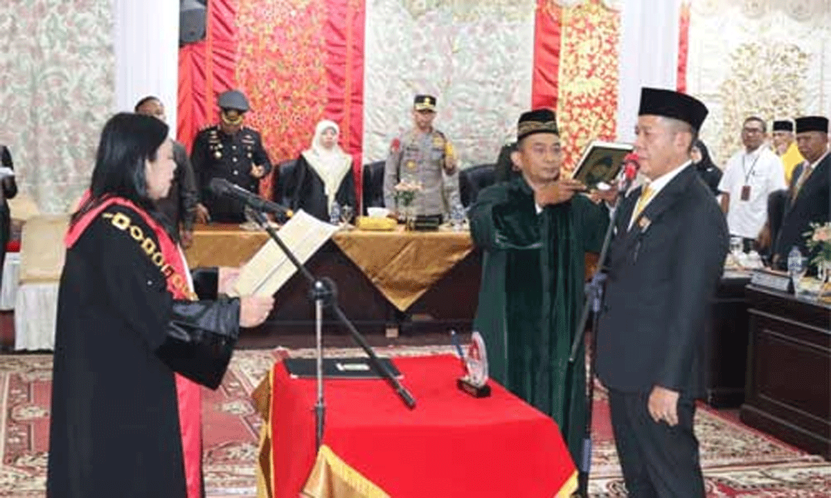 Wakil Ketua DPRD Kabupaten Solok ucapkan sumpah dan janji.