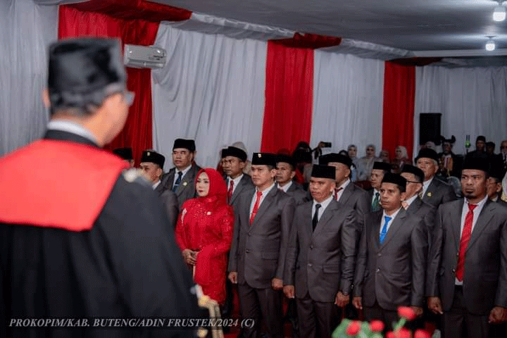 25 Anggota DPRD Buteng periode 2024-2029 saat ucapkan sumpah dan janji yang dipandu Wakil Ketua Pengadilan Negeri Pasarwajo, Ivan Budi Hartanto di ruang sidang DPRD Buteng