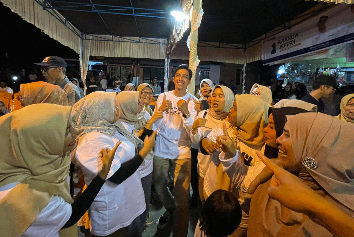 Riyanda Putra dan Haji Jeffry Hibatullah bersama warga di Dusun Guguak Balang, Desa Talago Gunuang, Kota Sawahlunto, Jumat (4/10/2024).