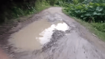 Jalan rusak di Nias