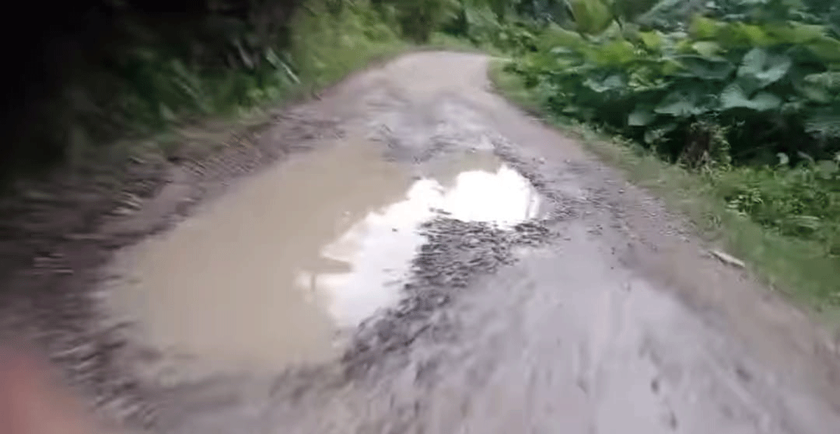 Jalan rusak di Nias