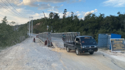 Perbaikan jalan di batas Sumbar-Riau. (riau.go.id)