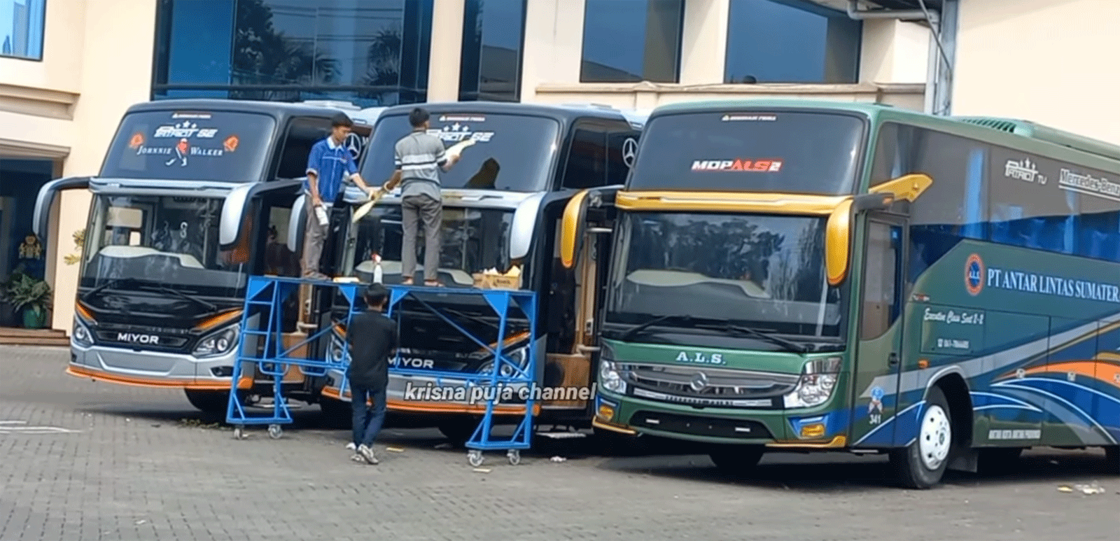 Pemasangan julukan di bus baru PO Miyor. (Krisna Puja Channel)