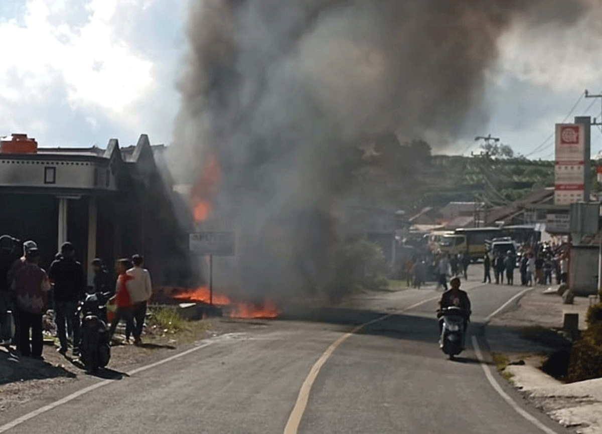 Kios minyak yang terbakar di Danau Kembar