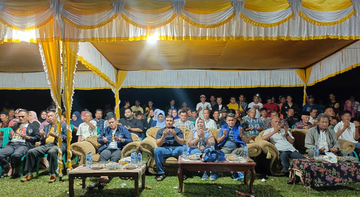 Kampanye Paslon AYo di lapangan Sepak Bola Desa Pulau Ingu, Kabupaten Kuansing, Minggu (27/10/2024) malam.