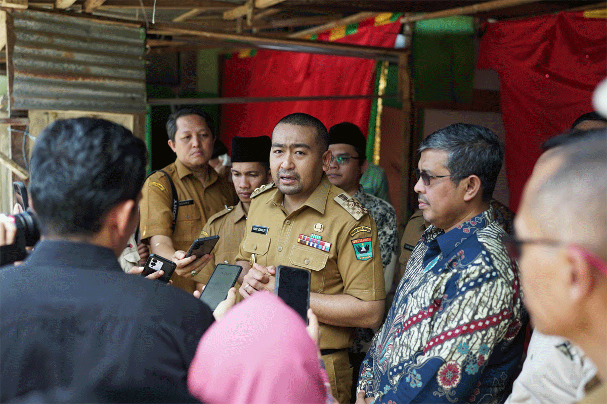 Pelaksana Tugas (Plt) Gubernur Sumatera Barat (Sumbar), Audy Joinaldy berikan keterangan pers. (Biro Adpim)
