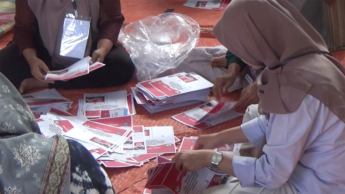 Komisi Pemilihan Umum Daerah (KPUD) Kabupaten Dharmasraya, Sumatera Barat, Rabu (30/10/2024) melakukan penyotiran dan pelipatan surat suara untuk pilkada.