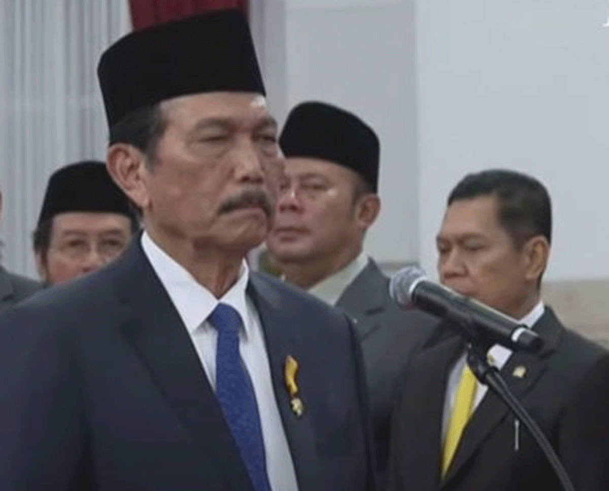 Presiden Prabowo Subianto lantik Luhut Binsar Pandjaitan sebagai Ketua Dewan Ekonomi Nasional di Istana Negara, Jakarta Pusat, Senin (21/10/2024).