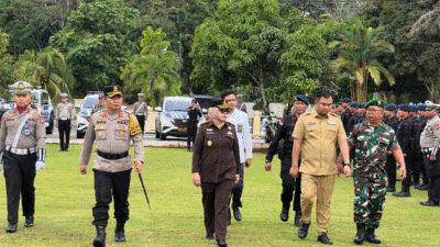 Kapolres Dharmasraya, AKBP Bagus Ikhwan pimpin apel gelar pasukan Operasi Zebra Singgalang 2024 di lapangan apel mapolres, Senin (14/10/2024).
