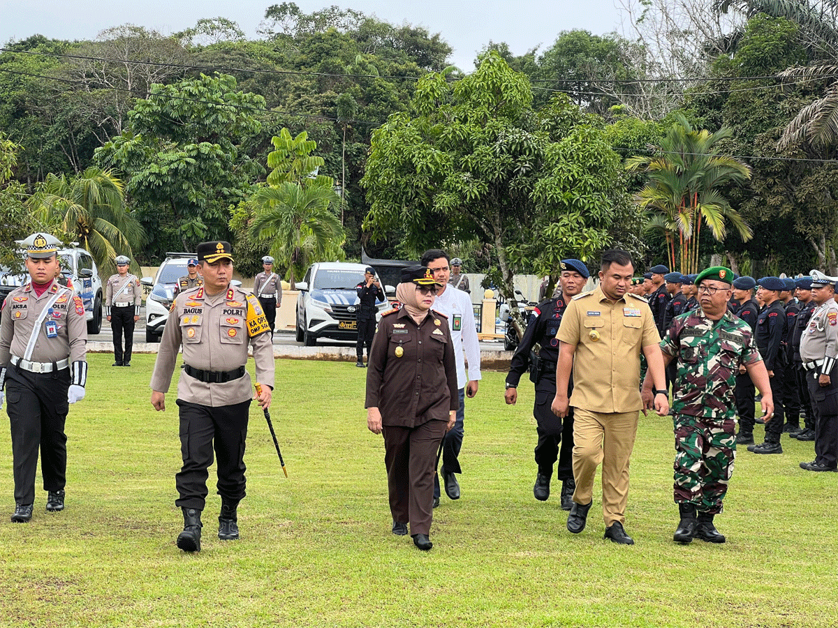 Kapolres Dharmasraya, AKBP Bagus Ikhwan pimpin apel gelar pasukan Operasi Zebra Singgalang 2024 di lapangan apel mapolres, Senin (14/10/2024).