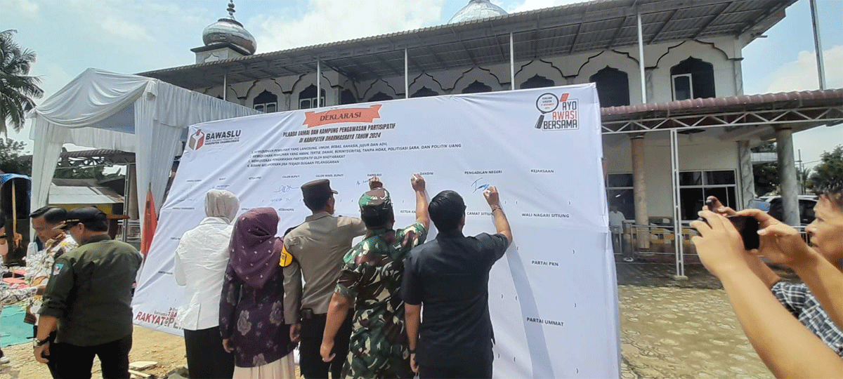 Penandatanganan kesepakatan pilkada damai di Dharmasraya.