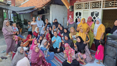 Faruq Ibnul Haqi bersama warga