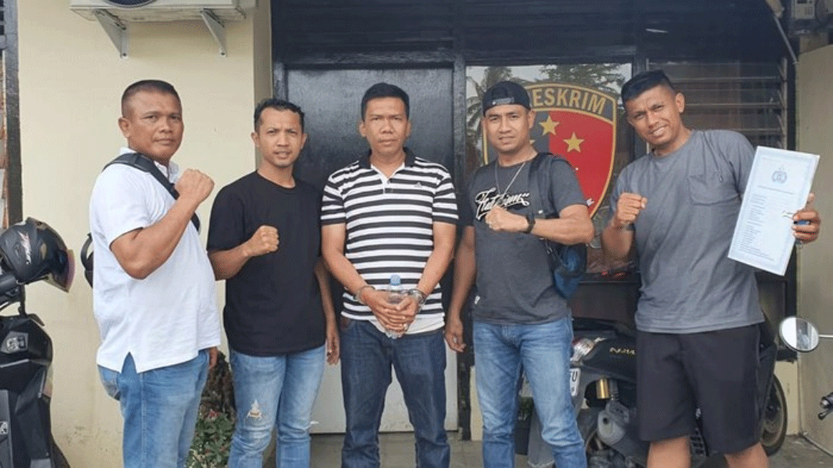 Pelaku Bersama petugas. (Satuan Lalu Lintas Polres Siak)