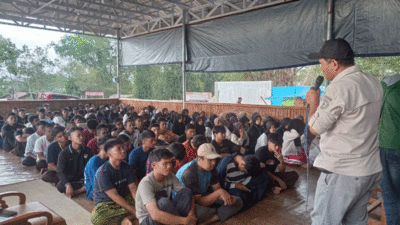 Suhardedi (YB5DDE) selaku penanggungjawab station JOTA Kwarcab XIII Gerakan Pramuka Kota Bukittinggi berikan bimbingan teknis