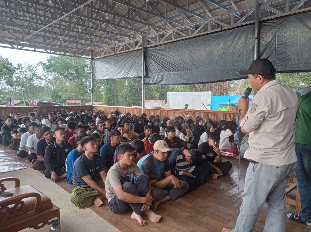 Suhardedi (YB5DDE) selaku penanggungjawab station JOTA Kwarcab XIII Gerakan Pramuka Kota Bukittinggi berikan bimbingan teknis