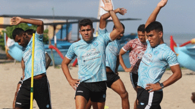 Pemain PSBS Biak jalani latihan fisik di pantai. (ligaindonesiabaru)