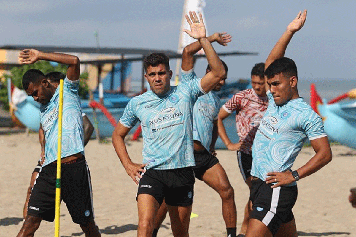 Pemain PSBS Biak jalani latihan fisik di pantai. (ligaindonesiabaru)