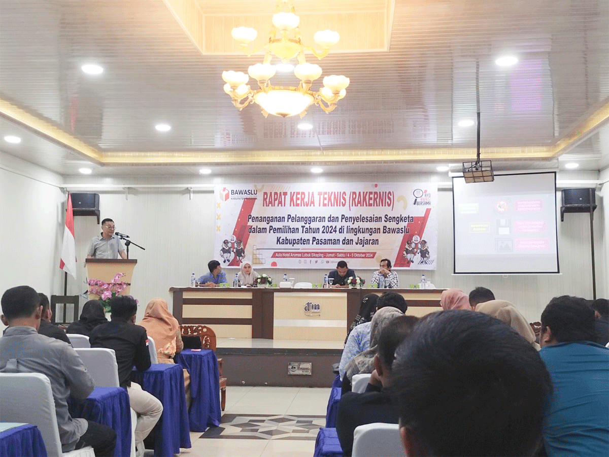 Bawaslu Pasaman dakan rapat kerja teknis terkait penanganan dan penyelesaian sengketa pilkada. Rakernis diadakan di Hotel Arumnas Lubuk Sikaping, Jumat (4/10/2024).