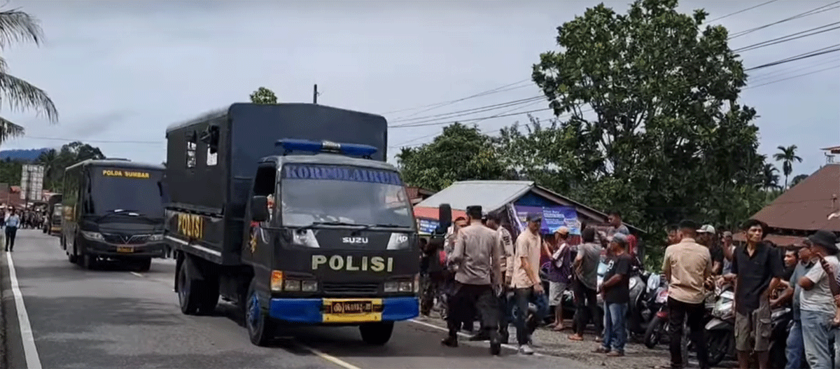 Aparat keamanan bersiaga di sekitar lokasi rekonstruksi.