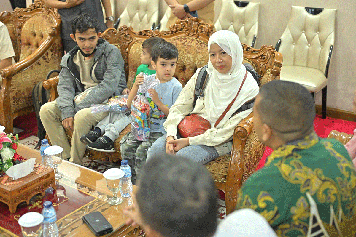 WNI asal Sumbar yang dievakuasi dari Lebanon disambut Pelaksana Tugas Gubernur Audy Joinaldy di ruang VIP Bandara Internasional Minangkabau (BIM), Padang Pariaman, Selasa (15/10/2024). (Biro Adpim)