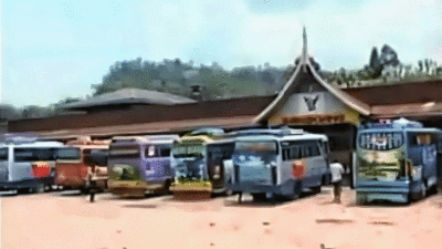 Bus yang berhenti di Rumah Makan Rangkiang. (FB/Roman Saisuak)