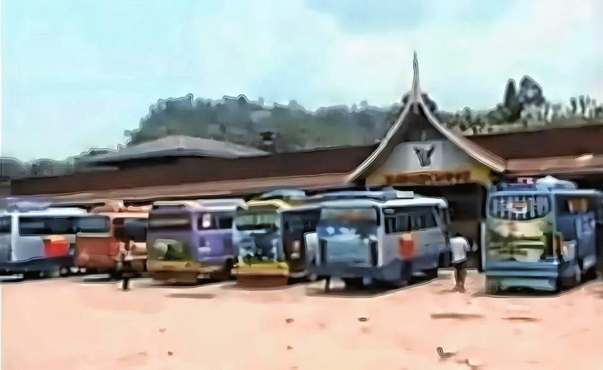 Bus yang berhenti di Rumah Makan Rangkiang. (FB/Roman Saisuak)
