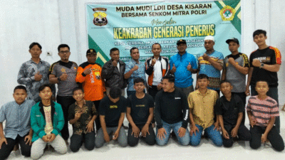 Peserta pertemuan foto bersama dan jalin keakraban