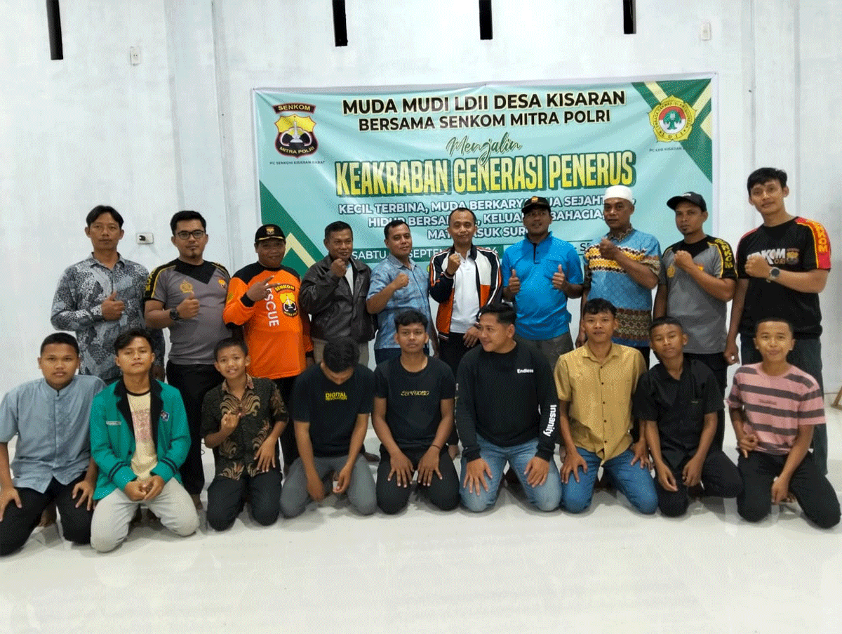 Peserta pertemuan foto bersama dan jalin keakraban