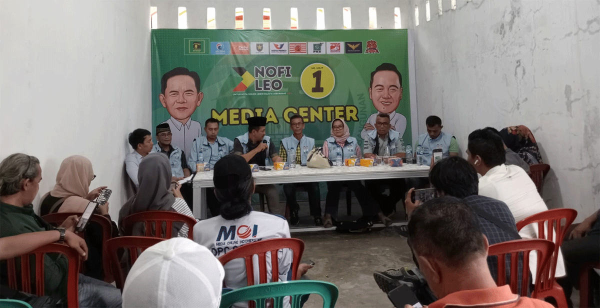 Tim hukum pasangan calon Wali Kota dan Wakil Wali Kota Solok, Nofi Candra-Leo Murphy  berikan keterangan pers, Jumat (4/10/2024).