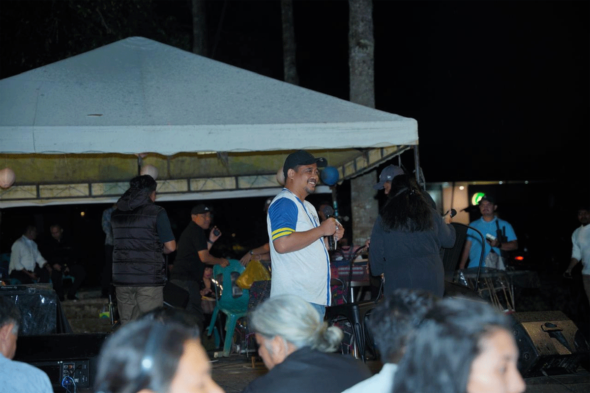Bobby saat bertemu dengan pelaku ekonomi kreatif dan UMKM di kawasan Danau Toba