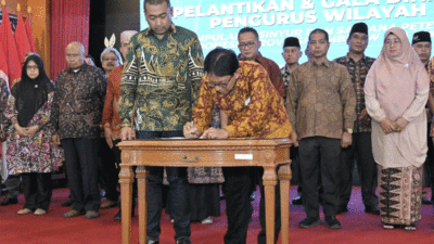 Plt. Gubernur Sumbar, Audy Joinaldy saat melantik Pengurus Wilayah ISPI Provinsi Jambi di rumah dinas Gubernur Jambi, Selasa (15/10/2024) malam.