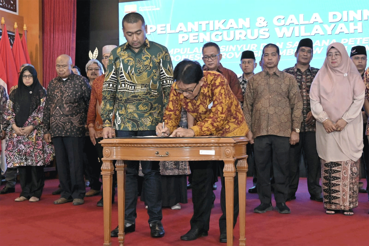 Plt. Gubernur Sumbar, Audy Joinaldy saat melantik Pengurus Wilayah ISPI Provinsi Jambi di rumah dinas Gubernur Jambi, Selasa (15/10/2024) malam.