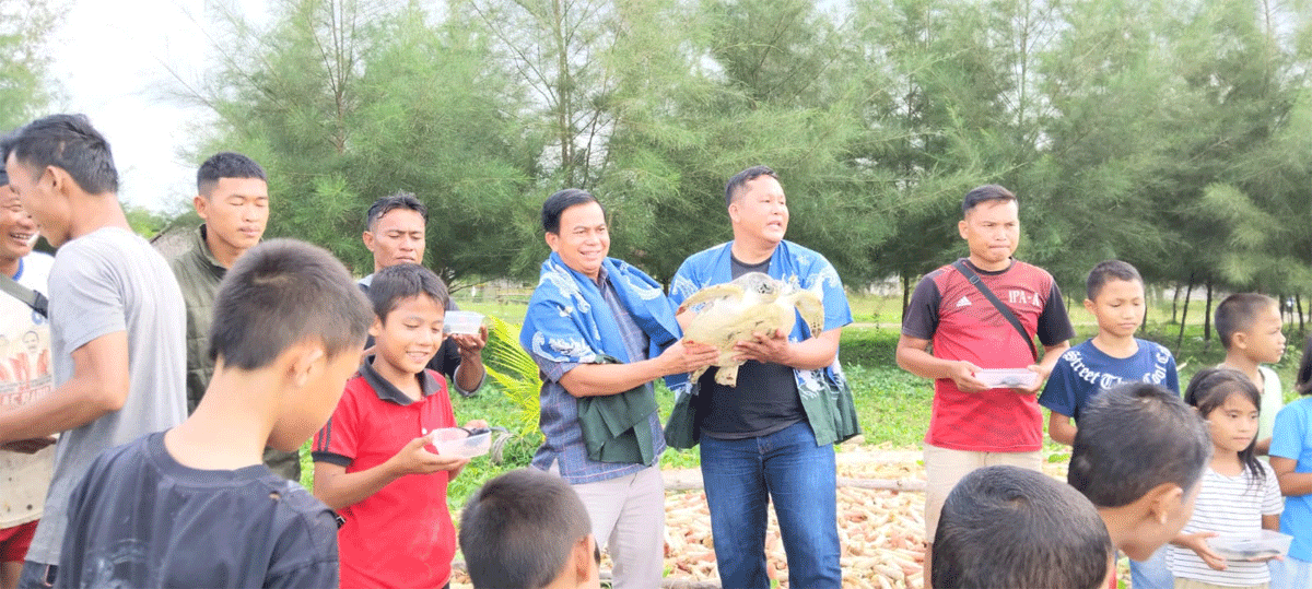Puluhan masyarakat berbaris di sepanjang pantai Tagaule Onolimbu, Kecamatan Bawolato, Kabupaten Nias menggelar lepas liar anak penyu. Kegiatan itu, dipimpin Yafao Wolo'o Gea dan dihadiri calon Bupati Nias, Alinuru Laoli, Jumat (15/11/2024).