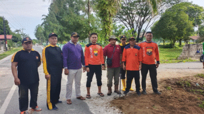 Foto bersama di sela gotong royong