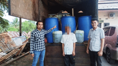 Petugas bersama terduga pelaku dan barang bukti