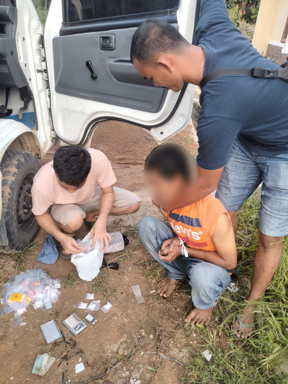 Barang bukti dan tersangka yang diamankan polisi